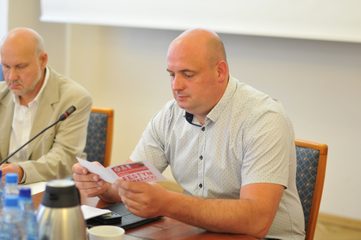 O wynagrodzeniach nauczycieli i dyrektorów szkół debatują radni na 57. sesji Rady Powiatu w Wieluniu