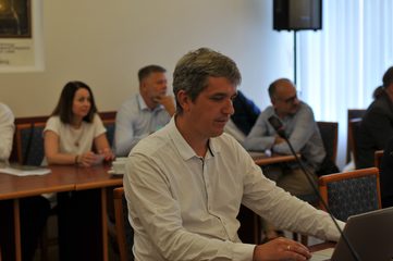 O wynagrodzeniach nauczycieli i dyrektorów szkół debatują radni na 57. sesji Rady Powiatu w Wieluniu