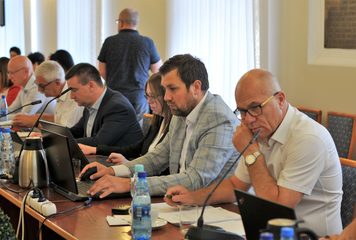 O wynagrodzeniach nauczycieli i dyrektorów szkół debatują radni na 57. sesji Rady Powiatu w Wieluniu