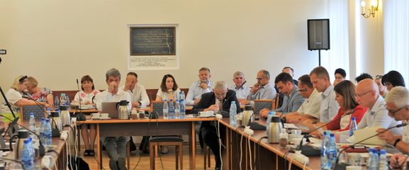 O wynagrodzeniach nauczycieli i dyrektorów szkół debatują radni na 57. sesji Rady Powiatu w Wieluniu
