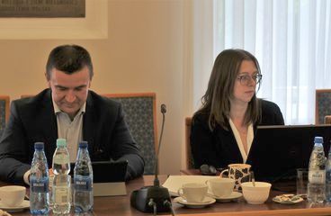 O wynagrodzeniach nauczycieli i dyrektorów szkół debatują radni na 57. sesji Rady Powiatu w Wieluniu