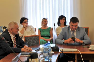 O wynagrodzeniach nauczycieli i dyrektorów szkół debatują radni na 57. sesji Rady Powiatu w Wieluniu