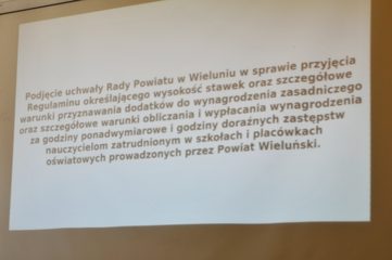 O wynagrodzeniach nauczycieli i dyrektorów szkół debatują radni na 57. sesji Rady Powiatu w Wieluniu