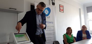 „To urządzenie to krok w przyszłość” - Fundacja „Dla zdrowia” kupiła KTG dla wieluńskiego szpitala