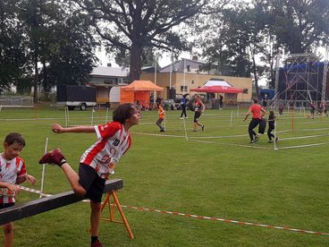 Galewice: ekstremalny bieg mimo deszczu przyciągnął tłumy zawodników