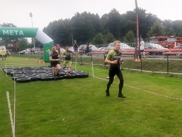 Galewice: ekstremalny bieg mimo deszczu przyciągnął tłumy zawodników