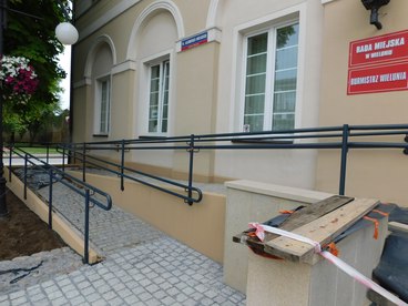 Na finiszu budowa placu przed ratuszem, czy nawierzchnia jezdni na ul. Krakowskie Przedmieście pójdzie do poprawki?
