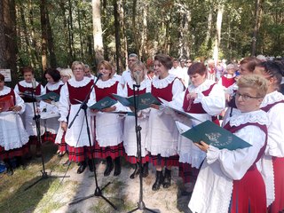 Znów we mszy w Dolinie Objawienia wzięły udział setki wiernych