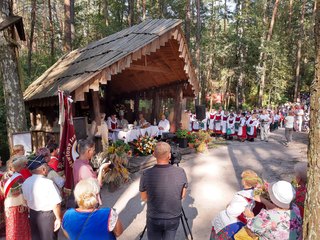 Znów we mszy w Dolinie Objawienia wzięły udział setki wiernych