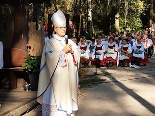 Znów we mszy w Dolinie Objawienia wzięły udział setki wiernych