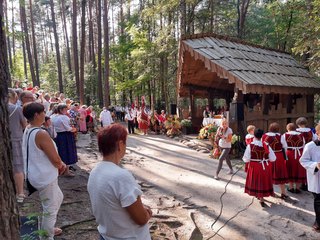 Znów we mszy w Dolinie Objawienia wzięły udział setki wiernych