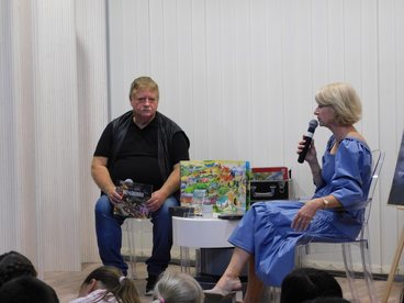 Autor książki „Dawno temu w Wieluniu” gościł dziś w bibliotece miejskiej