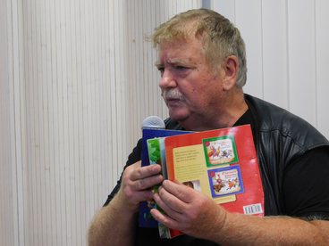 Autor książki „Dawno temu w Wieluniu” gościł dziś w bibliotece miejskiej