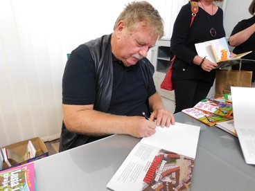 Autor książki „Dawno temu w Wieluniu” gościł dziś w bibliotece miejskiej