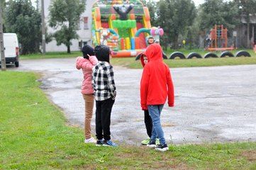 Deszcz nie przeszkodził – mieszkańcy Skrzynna bawili się w niedzielę na Jesiennym Festynie Rodzinnym