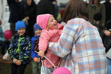 Deszcz nie przeszkodził – mieszkańcy Skrzynna bawili się w niedzielę na Jesiennym Festynie Rodzinnym