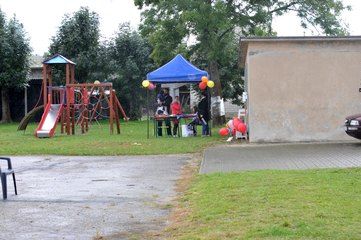Deszcz nie przeszkodził – mieszkańcy Skrzynna bawili się w niedzielę na Jesiennym Festynie Rodzinnym