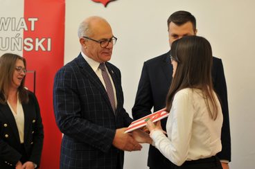 Uczniowie i absolwenci otrzymali stypendia