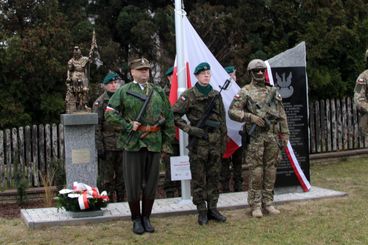 W Drobnicach odsłonięto obelisk poświęcony żołnierzowi Wojska Polskiego śp. por. Ignacemu Adamowi Batorowi