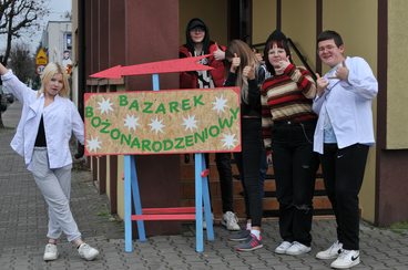 Wieluń: przy warsztatach gastronomicznych trwa Bazarek Bożonarodzeniowy! Co można kupić?