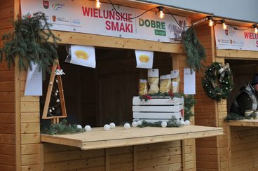 Wieluń: przy warsztatach gastronomicznych trwa Bazarek Bożonarodzeniowy! Co można kupić?