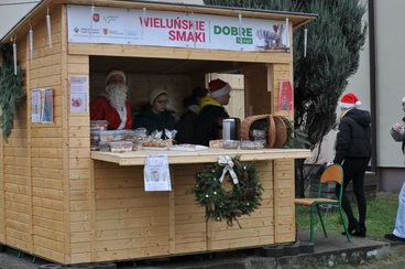 Wieluń: przy warsztatach gastronomicznych trwa Bazarek Bożonarodzeniowy! Co można kupić?