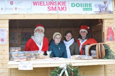 Wieluń: przy warsztatach gastronomicznych trwa Bazarek Bożonarodzeniowy! Co można kupić?