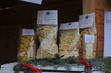 Wieluń: przy warsztatach gastronomicznych trwa Bazarek Bożonarodzeniowy! Co można kupić?