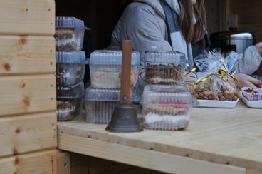 Wieluń: przy warsztatach gastronomicznych trwa Bazarek Bożonarodzeniowy! Co można kupić?