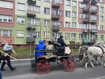 Orszak Trzech Króli przemaszerował ulicami Wielunia. Zbierano datki dla sióstr bernardynek