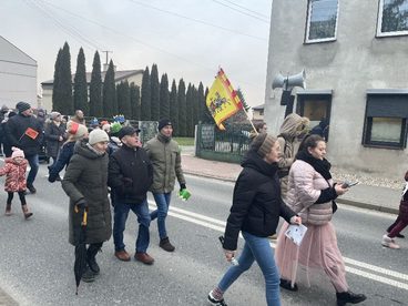Orszak Trzech Króli przemaszerował ulicami Wielunia. Zbierano datki dla sióstr bernardynek