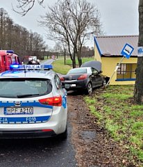 Kluski. gm. Lututów – samochód wjechał w przystanek autobusowy