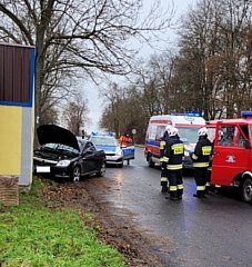 Kluski. gm. Lututów – samochód wjechał w przystanek autobusowy