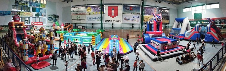 Setki dzieciaków korzysta w hali WOSiR z darmowych dmuchańców