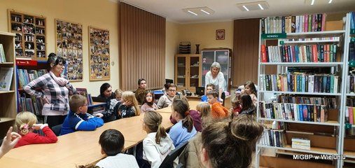 Ciekawe spotkanie w bibliotecznej filii w Dąbrowie i warsztaty dla dzieci w wieluńskiej książnicy