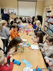 Ciekawe spotkanie w bibliotecznej filii w Dąbrowie i warsztaty dla dzieci w wieluńskiej książnicy
