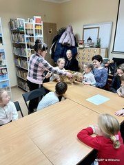 Ciekawe spotkanie w bibliotecznej filii w Dąbrowie i warsztaty dla dzieci w wieluńskiej książnicy