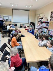 Ciekawe spotkanie w bibliotecznej filii w Dąbrowie i warsztaty dla dzieci w wieluńskiej książnicy