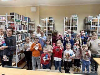 Ciekawe spotkanie w bibliotecznej filii w Dąbrowie i warsztaty dla dzieci w wieluńskiej książnicy