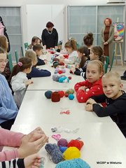 Ciekawe spotkanie w bibliotecznej filii w Dąbrowie i warsztaty dla dzieci w wieluńskiej książnicy