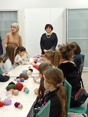 Ciekawe spotkanie w bibliotecznej filii w Dąbrowie i warsztaty dla dzieci w wieluńskiej książnicy