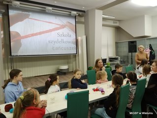 Ciekawe spotkanie w bibliotecznej filii w Dąbrowie i warsztaty dla dzieci w wieluńskiej książnicy