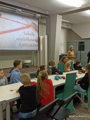 Ciekawe spotkanie w bibliotecznej filii w Dąbrowie i warsztaty dla dzieci w wieluńskiej książnicy