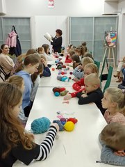 Ciekawe spotkanie w bibliotecznej filii w Dąbrowie i warsztaty dla dzieci w wieluńskiej książnicy