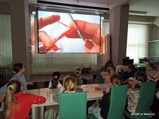 Ciekawe spotkanie w bibliotecznej filii w Dąbrowie i warsztaty dla dzieci w wieluńskiej książnicy