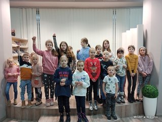 Ciekawe spotkanie w bibliotecznej filii w Dąbrowie i warsztaty dla dzieci w wieluńskiej książnicy