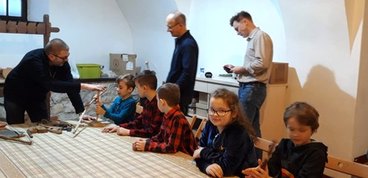 Pradziejowe techniki rozpalania ognia w Muzeum Ziemi Wieluńskiej