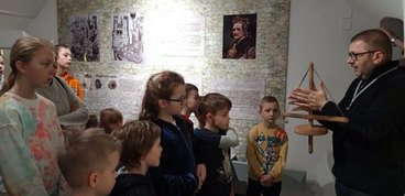 Pradziejowe techniki rozpalania ognia w Muzeum Ziemi Wieluńskiej