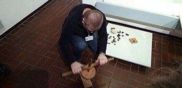 Pradziejowe techniki rozpalania ognia w Muzeum Ziemi Wieluńskiej
