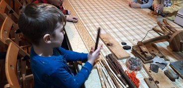 Pradziejowe techniki rozpalania ognia w Muzeum Ziemi Wieluńskiej